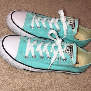 brand new converse size: women’s(9) men’s (7)